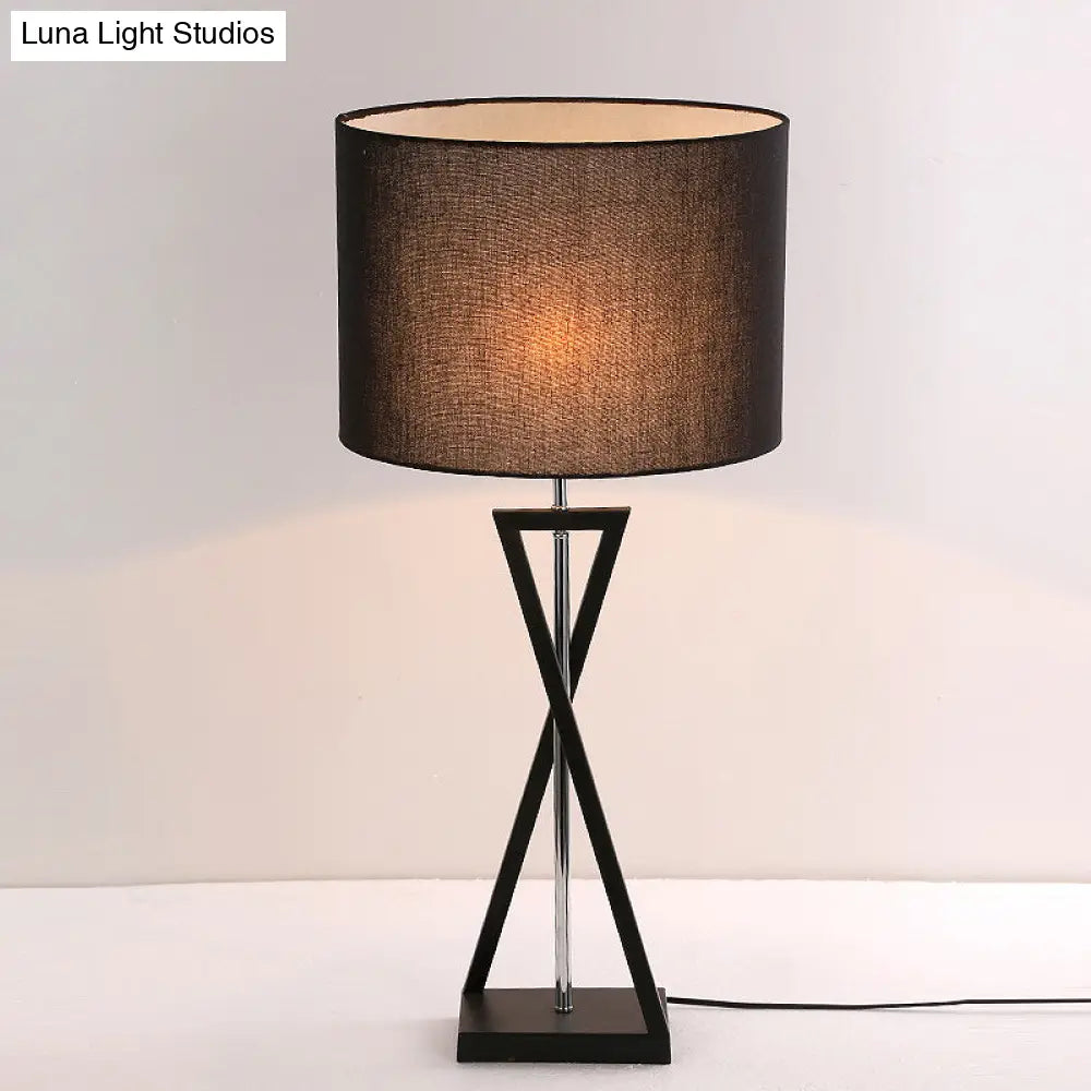 Black/White Drum Desk Lamp - Traditional Fabric 1-Light Bedroom Reading Light