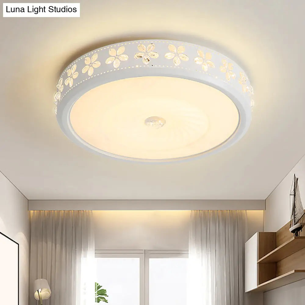 Minimalist Iron Led Ceiling Light With Flower Edge - White Circle Flush Mount For Living Room