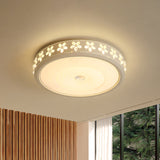 Minimalist Iron Led Ceiling Light With Flower Edge - White Circle Flush Mount For Living Room