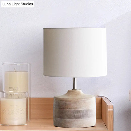 Aldhibah - Retro White Drum Shade Nightstand Lamp Style Fabric 1-Bulb Bedside Reading Book Light