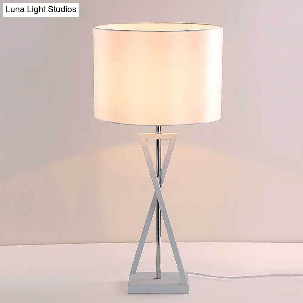 Black/White Drum Desk Lamp - Traditional Fabric 1-Light Bedroom Reading Light