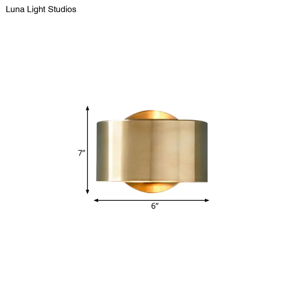 Colonial Style Gold Round Metal Wall Sconce With 1 Light - Living Room Lighting Fixture