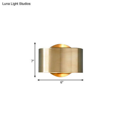 Colonial Style Gold Round Metal Wall Sconce With 1 Light - Living Room Lighting Fixture