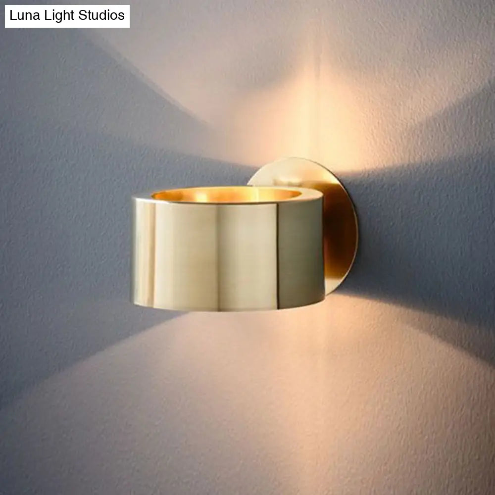 Colonial Style Gold Round Metal Wall Sconce With 1 Light - Living Room Lighting Fixture