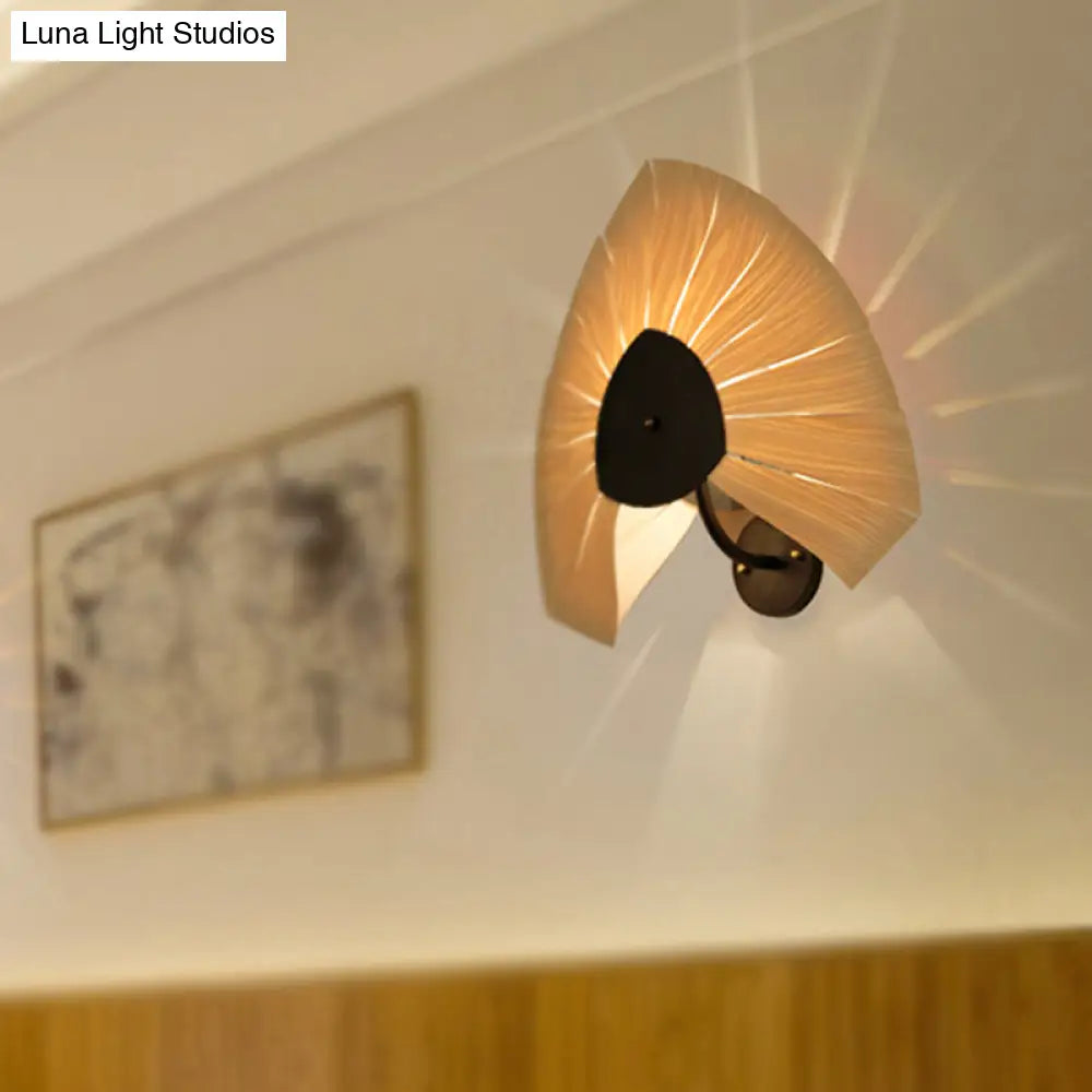 Handmade Wood Veneer Wall Sconce With Modern Stylish Design And 1 Light - Perfect For Restaurants