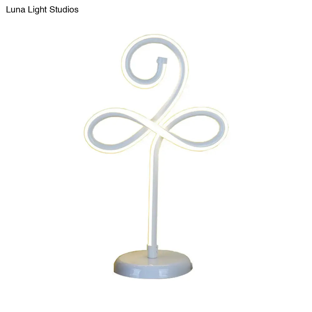 Minimalistic Led Task Lamp - Metallic Clover Design In White Ideal For Bedroom Lighting