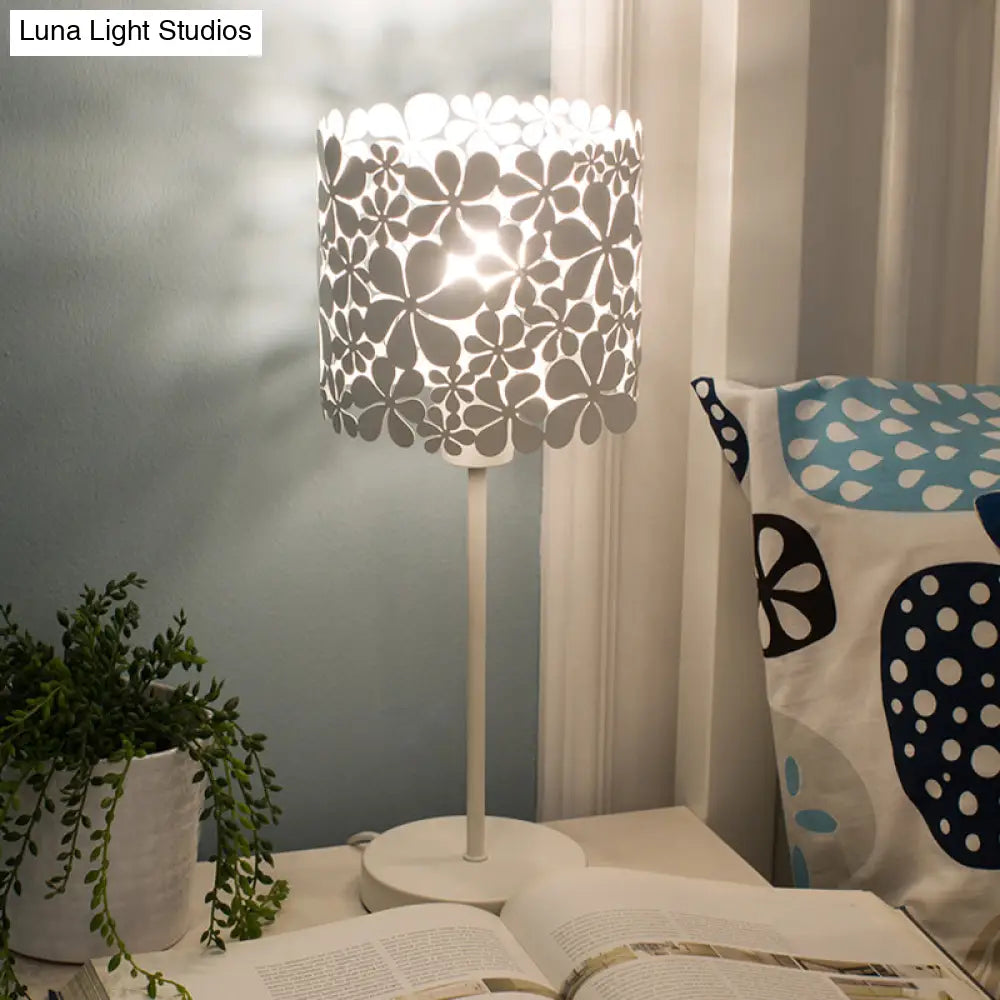 Modern 1-Bulb White Flower Desk Lamp With Metal Shade For Task Lighting