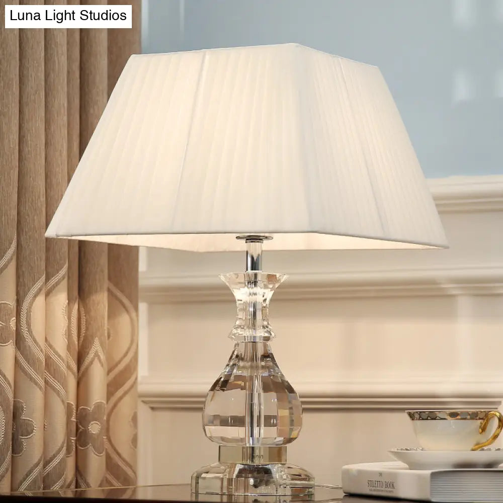 Modernist Hand-Cut Crystal Small Table Lamp In White
(1 Head Vase Shape Desk Light)