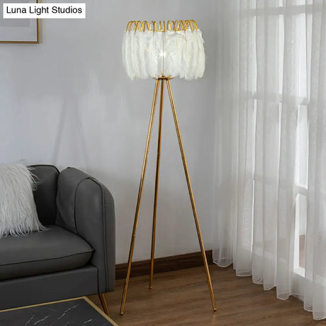 Postmodern Feather Fringe Floor Lamp With Tripod Stand - Ideal Lighting For Living Room