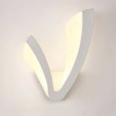 Sleek Led Wall Sconce In White - Perfect For Bedside Mounting / Warm